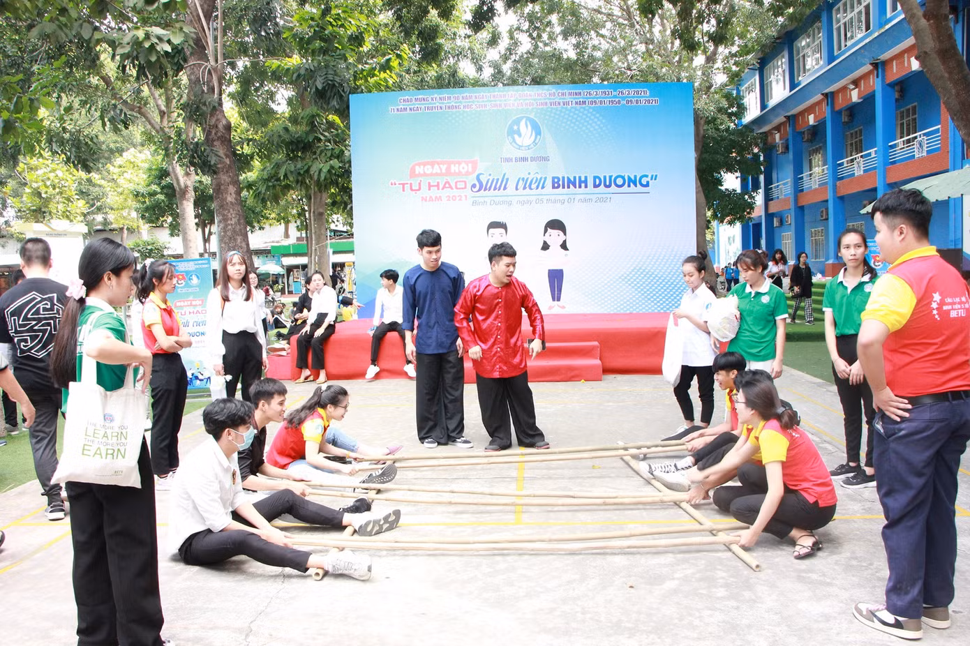 Bình Dương tổ chức nhiều hoạt động chào mừng 71 năm Ngày truyền thống Học sinh, sinh viên ảnh 1