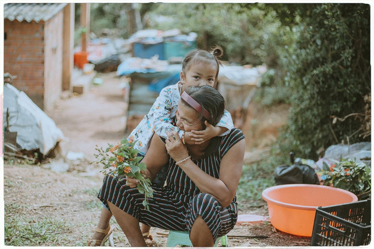 Xúc động bộ ảnh “câu chuyện đặc biệt hai mẹ con” của nữ nhiếp ảnh gia Quảng Ngãi ảnh 22