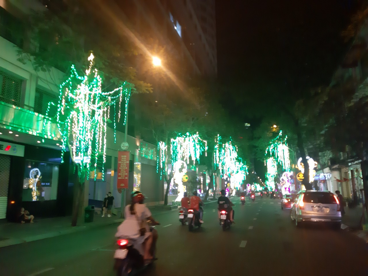 TP. HCM: Hàng quán bắt đầu nhộn nhịp trở lại ảnh 6