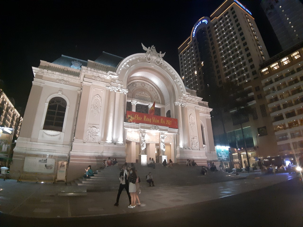 Giới trẻ Sài Gòn chuyển đón Giao thừa tại các quán cà phê ảnh 1