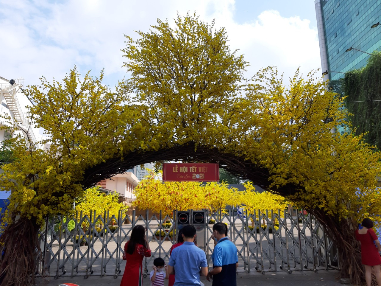 Đi Đường hoa Nguyễn Huệ, bạn trẻ phải đeo khẩu trang chụp hình và xếp hàng đo thân nhiệt ảnh 11