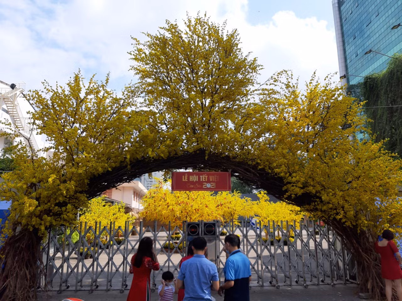 Đi Đường hoa Nguyễn Huệ, bạn trẻ phải đeo khẩu trang chụp hình và xếp hàng đo thân nhiệt ảnh 11