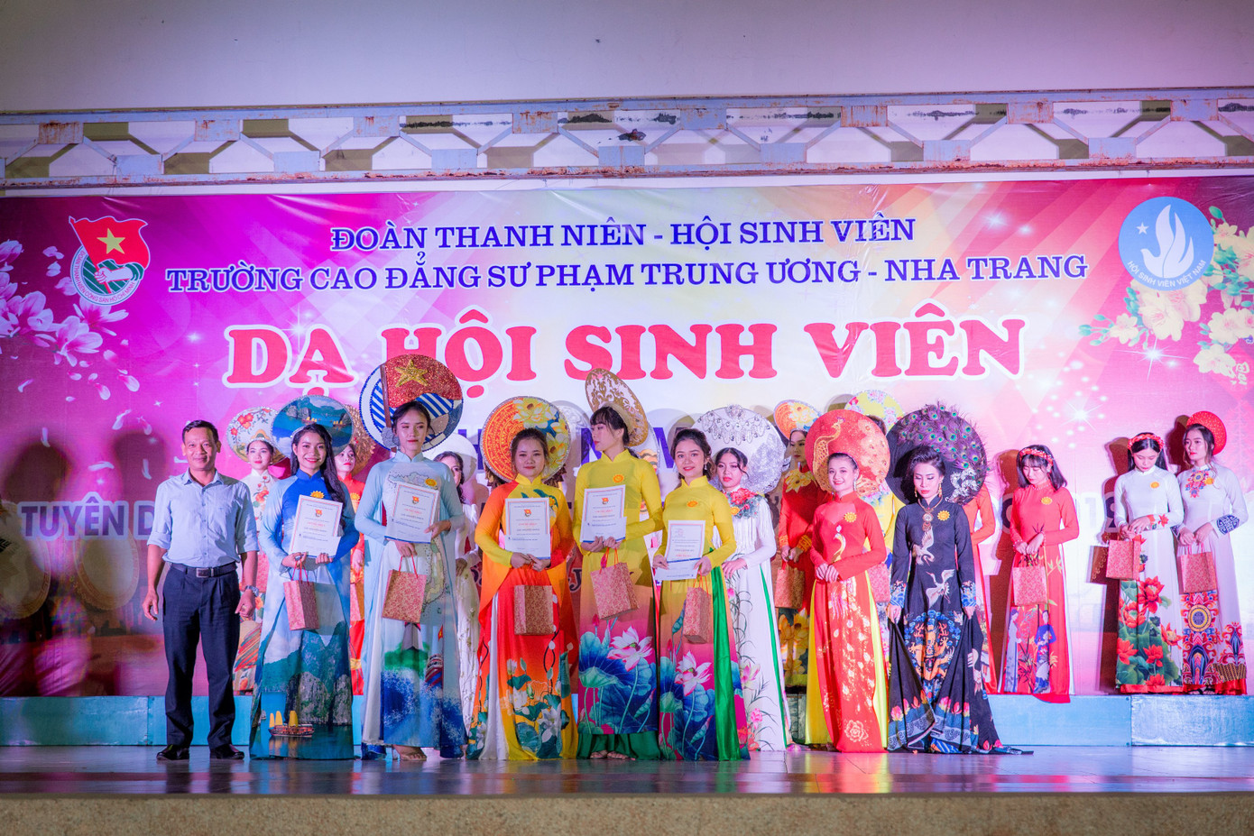 Đoàn trường CĐSP Trung ương Nha Trang tổ chức “Dạ hội chào năm 2021” ảnh 7