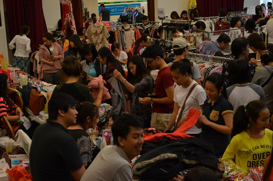 Nhộn nhịp săn hàng sale mùa cuối năm ảnh 1