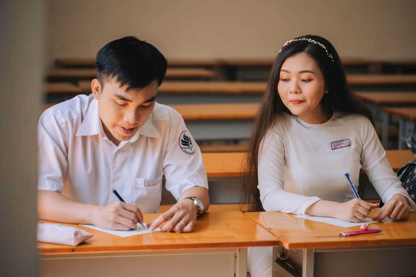 Cặp đôi về lại trường cũ chụp ảnh cưới siêu cute ảnh 6