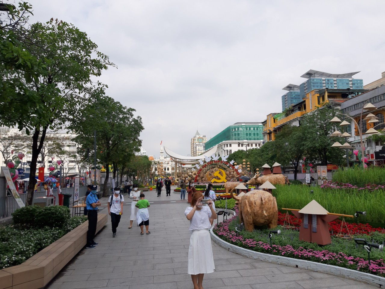 Đi Đường hoa Nguyễn Huệ, bạn trẻ phải đeo khẩu trang chụp hình và xếp hàng đo thân nhiệt ảnh 6