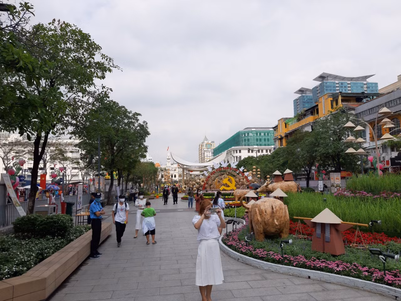 Đi Đường hoa Nguyễn Huệ, bạn trẻ phải đeo khẩu trang chụp hình và xếp hàng đo thân nhiệt ảnh 6