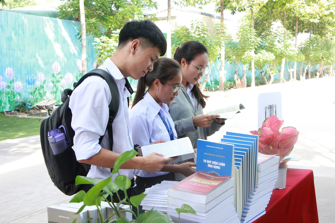 Bình Dương tổ chức nhiều hoạt động chào mừng 71 năm Ngày truyền thống Học sinh, sinh viên ảnh 3