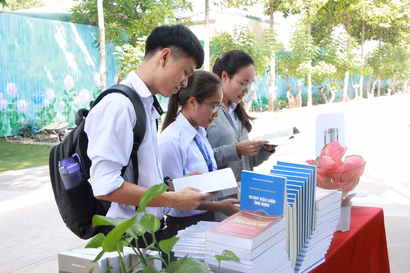 Bình Dương tổ chức nhiều hoạt động chào mừng 71 năm Ngày truyền thống Học sinh, sinh viên ảnh 3