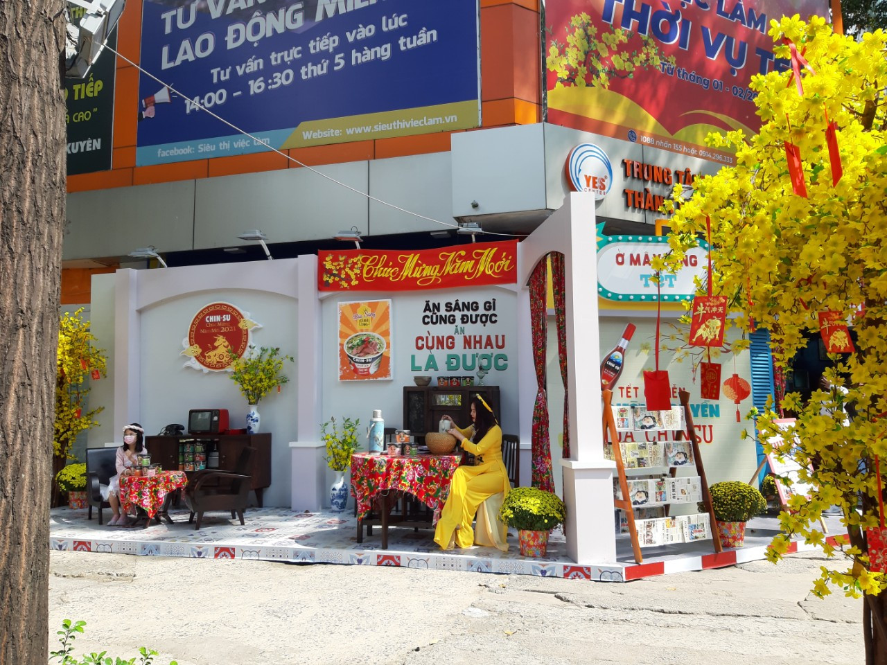 Đi Đường hoa Nguyễn Huệ, bạn trẻ phải đeo khẩu trang chụp hình và xếp hàng đo thân nhiệt ảnh 12