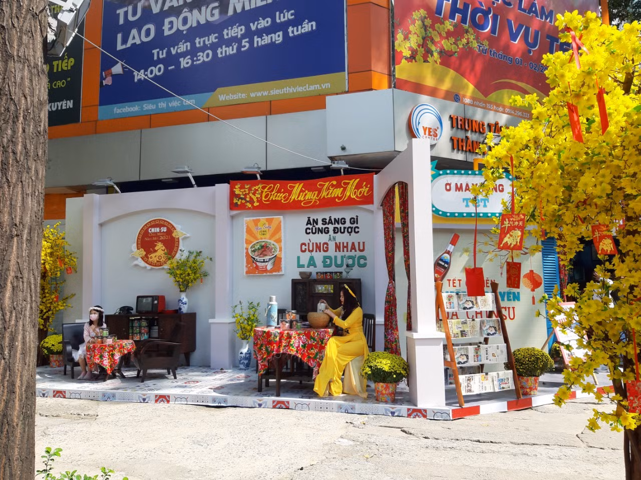 Đi Đường hoa Nguyễn Huệ, bạn trẻ phải đeo khẩu trang chụp hình và xếp hàng đo thân nhiệt ảnh 12