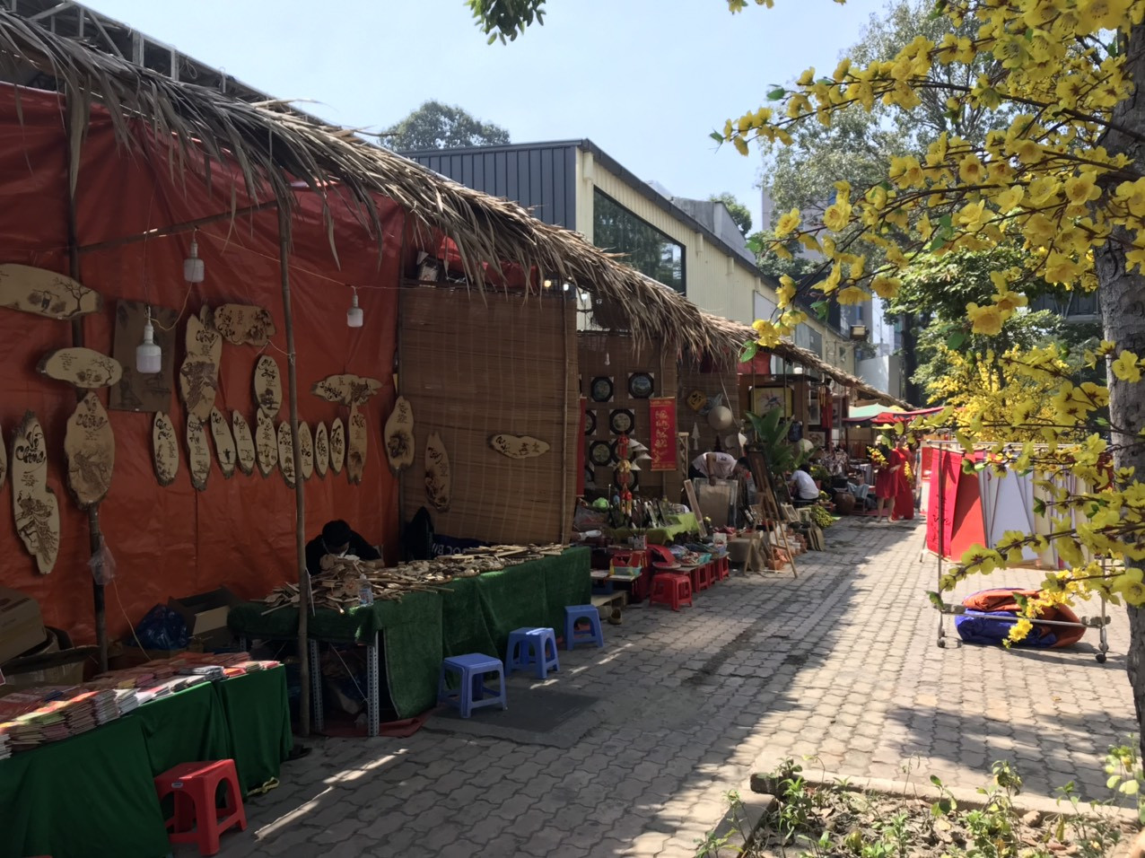 Lo ngại dịch bệnh, "phố ông đồ" tại TP. HCM vắng bóng người trẻ ảnh 17