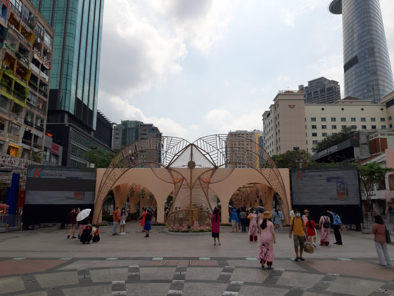 Đi Đường hoa Nguyễn Huệ, bạn trẻ phải đeo khẩu trang chụp hình và xếp hàng đo thân nhiệt ảnh 4