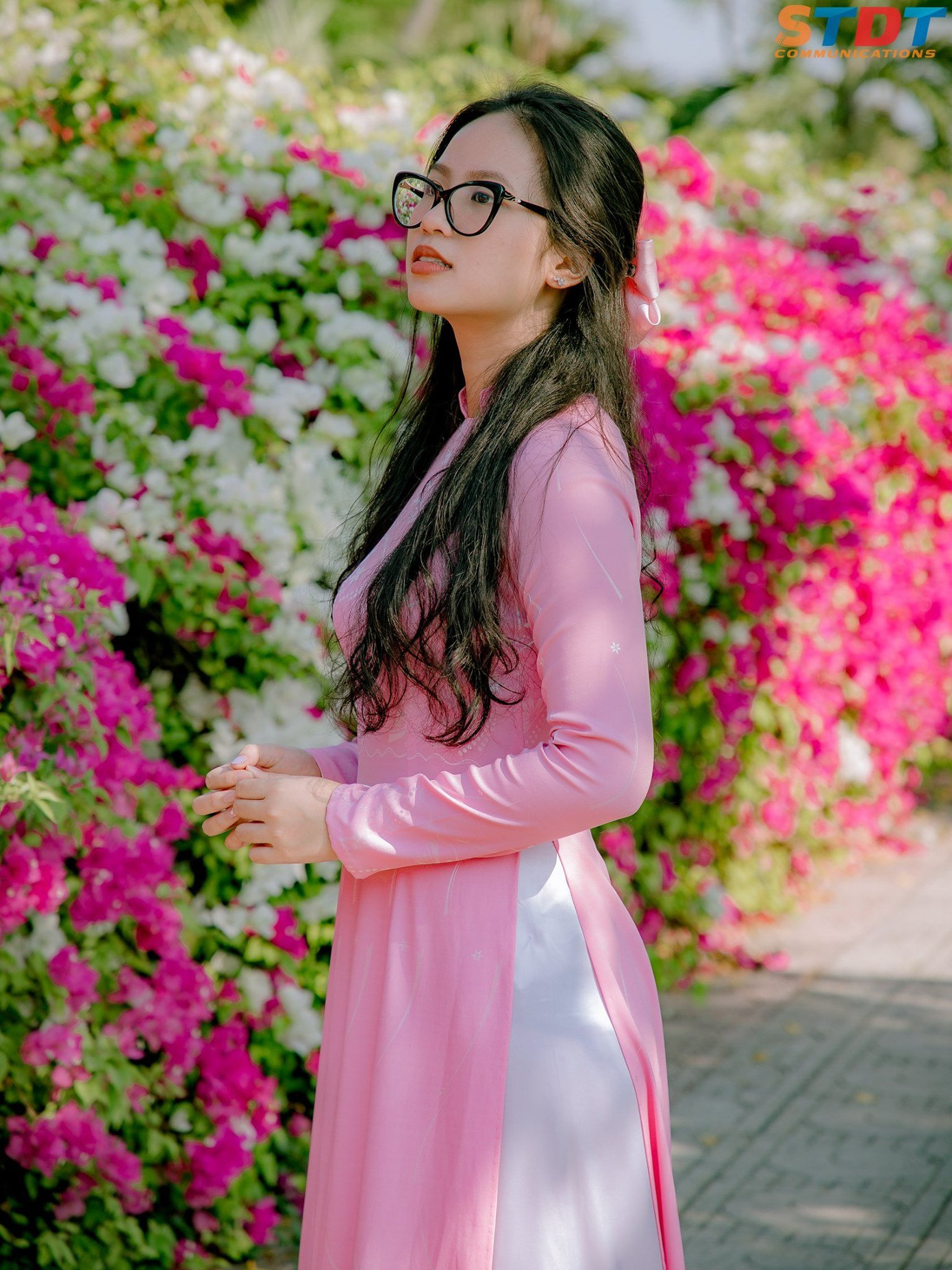 “Bão like” với bộ ảnh bên hoa giấy của cặp đôi sinh viên trường ĐH Tôn Đức Thắng ảnh 3