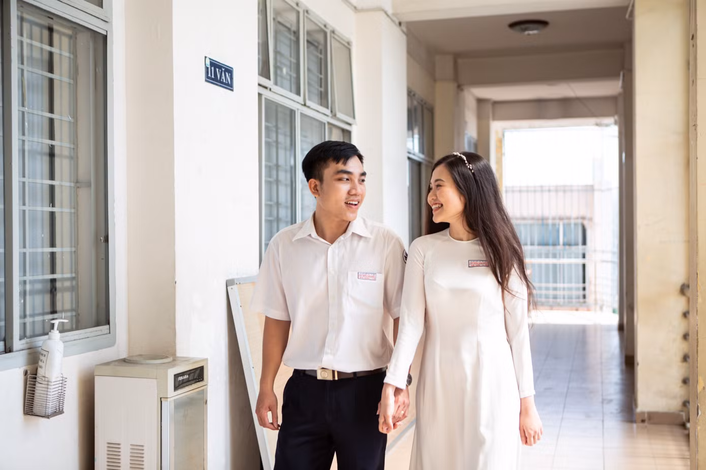 Cặp đôi về lại trường cũ chụp ảnh cưới siêu cute ảnh 4