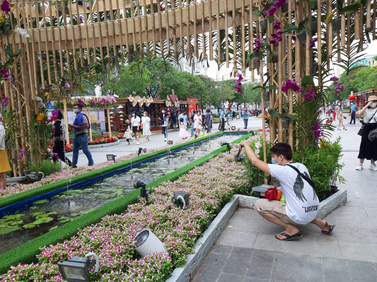 Đi Đường hoa Nguyễn Huệ, bạn trẻ phải đeo khẩu trang chụp hình và xếp hàng đo thân nhiệt ảnh 5