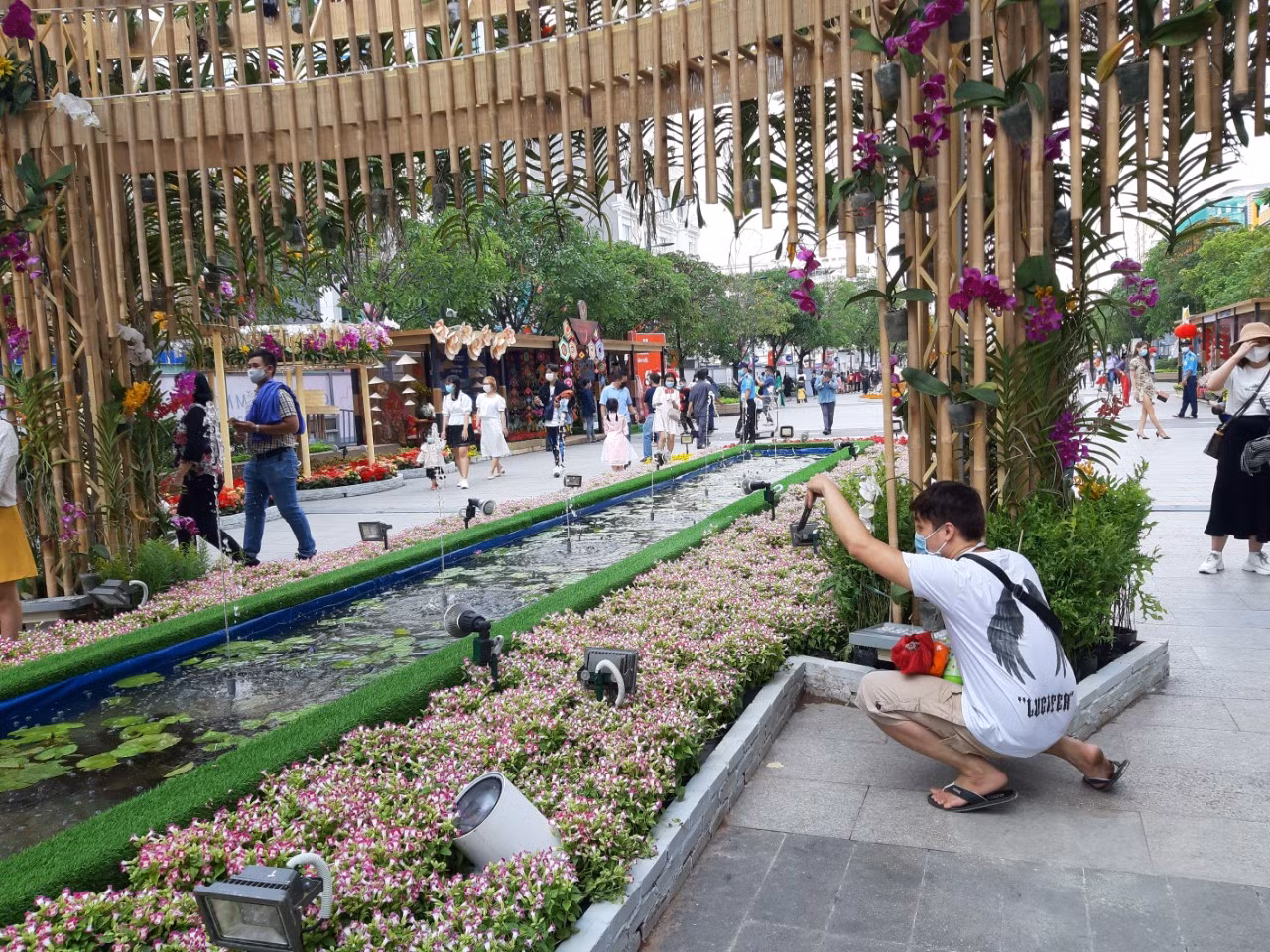 Đi Đường hoa Nguyễn Huệ, bạn trẻ phải đeo khẩu trang chụp hình và xếp hàng đo thân nhiệt ảnh 5