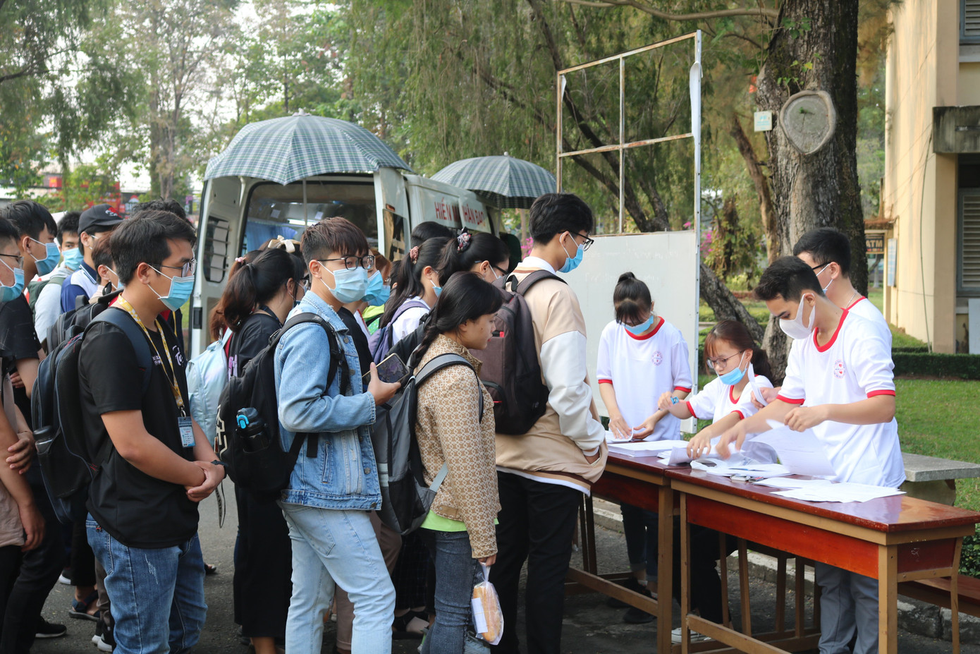 Hội Sinh viên trường ĐH KHTN (ĐHQG TP. HCM) tổ chức chương trình hiến máu tình nguyện ảnh 3