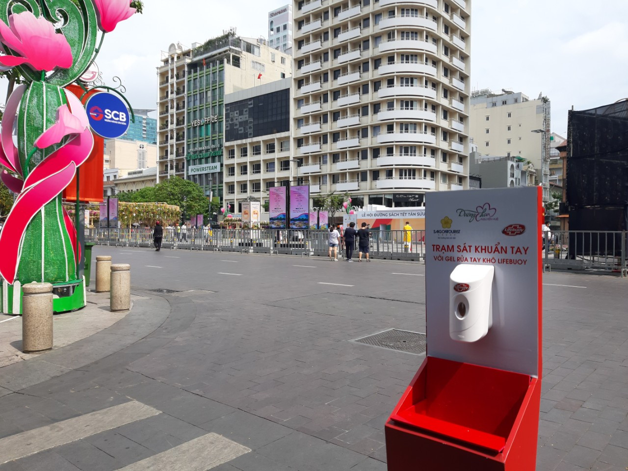 Đi Đường hoa Nguyễn Huệ, bạn trẻ phải đeo khẩu trang chụp hình và xếp hàng đo thân nhiệt ảnh 8