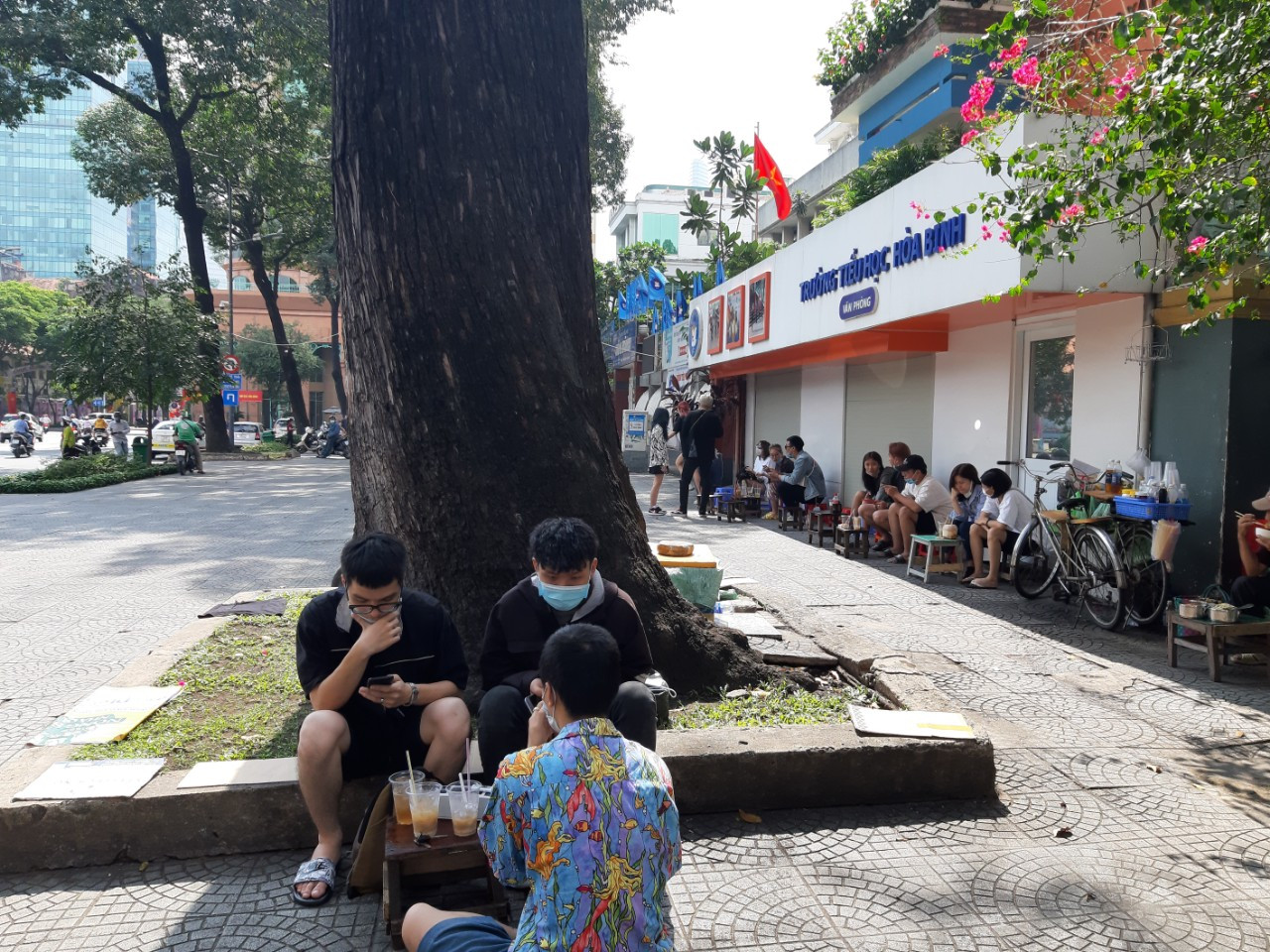 TP. HCM: Hàng quán bắt đầu nhộn nhịp trở lại ảnh 1