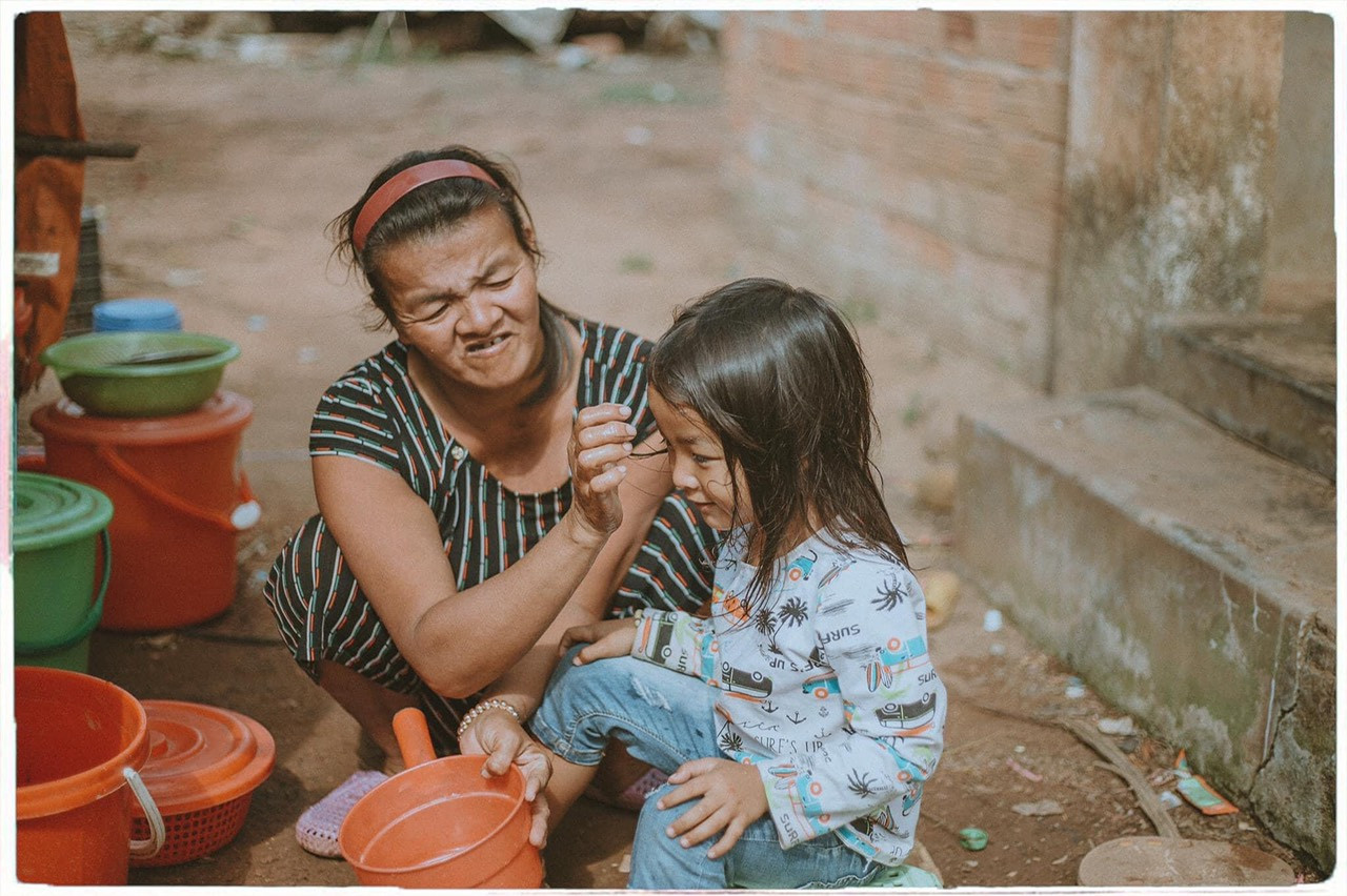 Xúc động bộ ảnh “câu chuyện đặc biệt hai mẹ con” của nữ nhiếp ảnh gia Quảng Ngãi ảnh 3