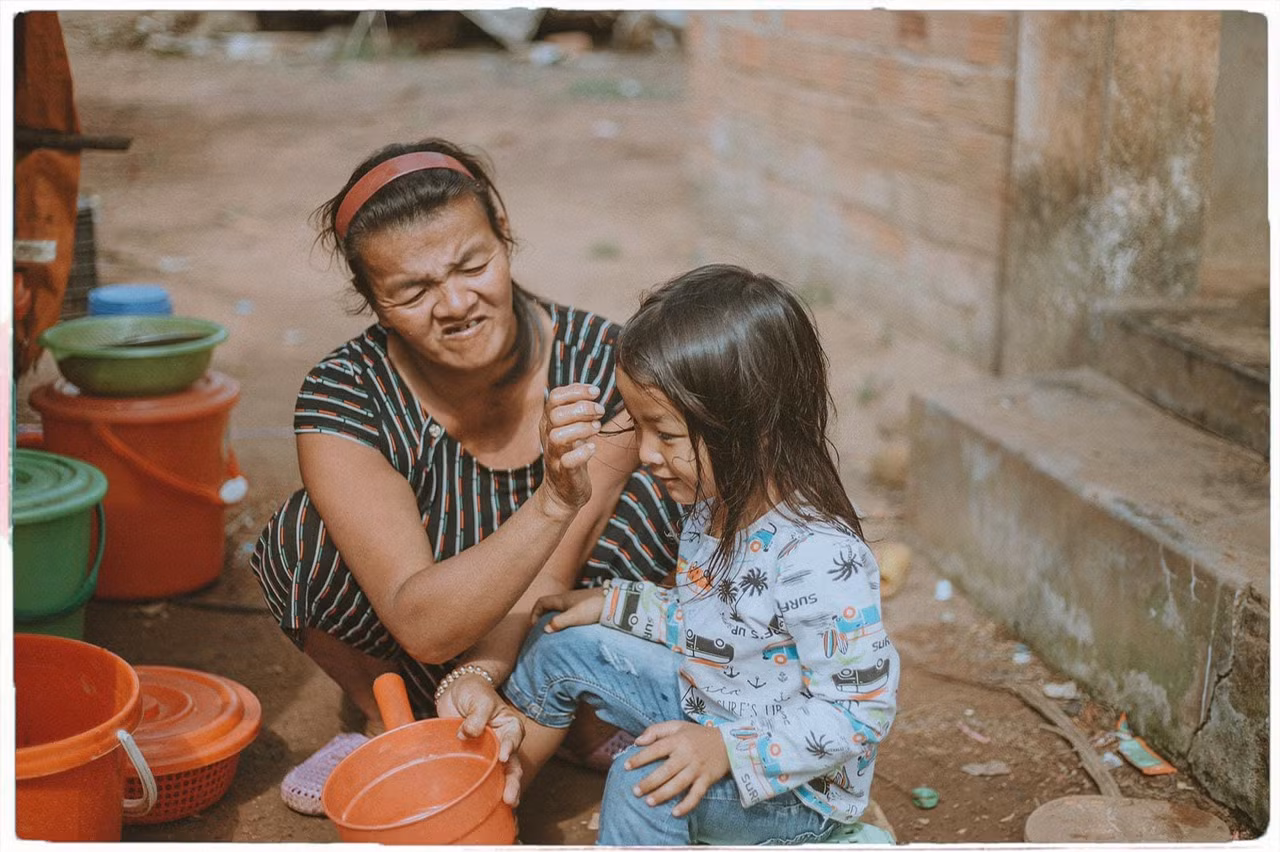 Xúc động bộ ảnh “câu chuyện đặc biệt hai mẹ con” của nữ nhiếp ảnh gia Quảng Ngãi ảnh 3