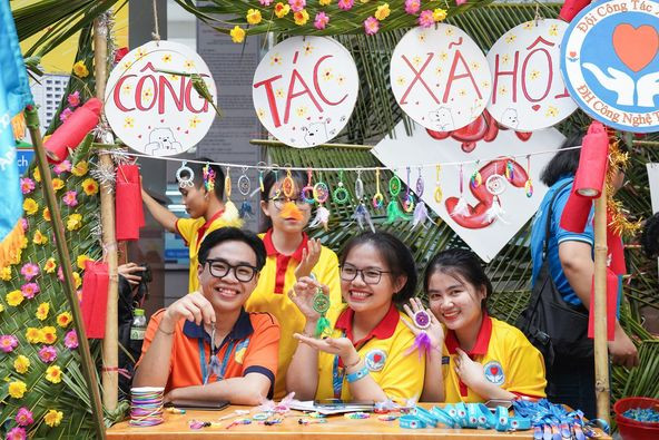 Sinh viên trường ĐH Công nghệ TP. HCM ra quân chiến dịch “Xuân tình nguyện” ảnh 9