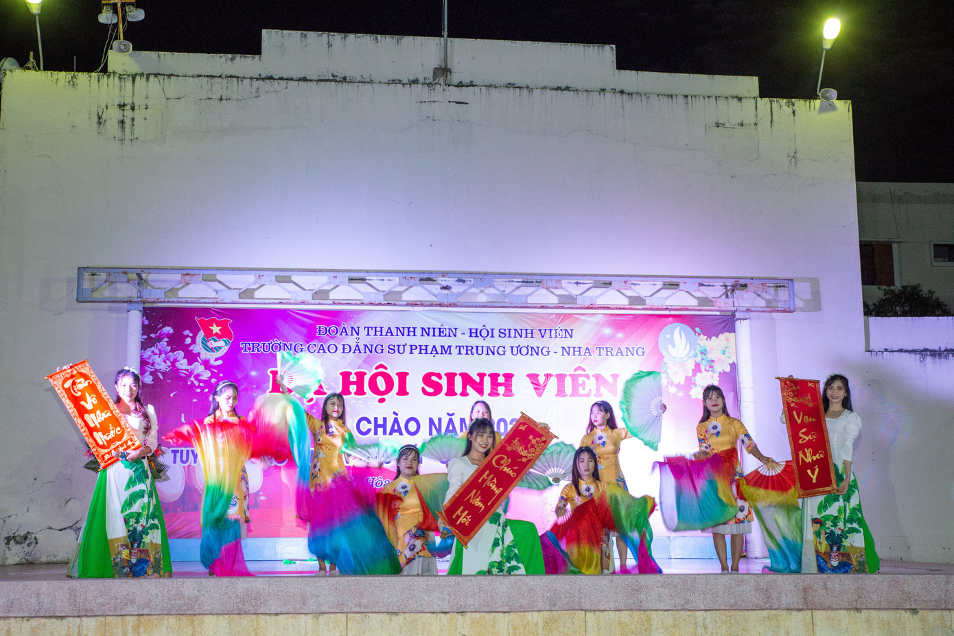 Đoàn trường CĐSP Trung ương Nha Trang tổ chức “Dạ hội chào năm 2021” ảnh 2