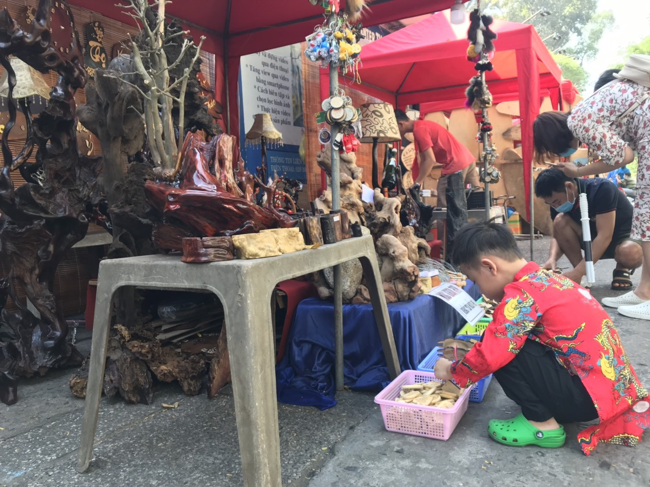 Lo ngại dịch bệnh, "phố ông đồ" tại TP. HCM vắng bóng người trẻ ảnh 10