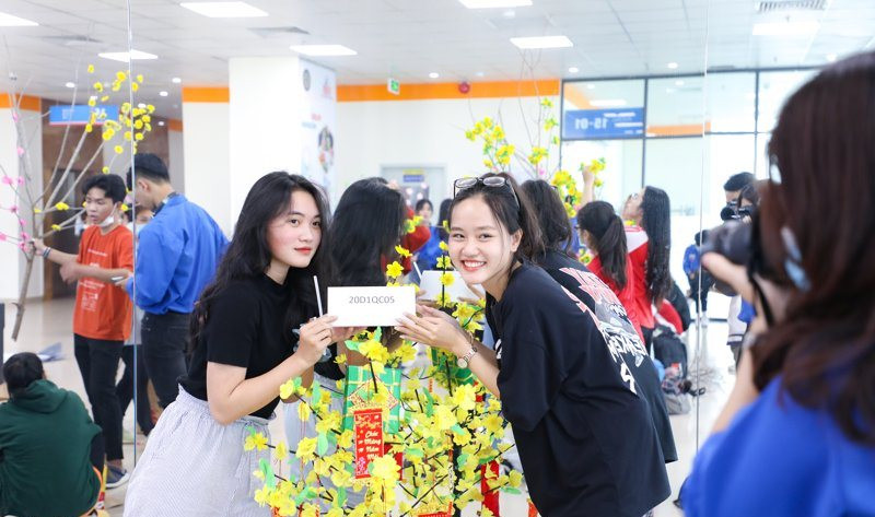 Sinh viên trổ tài trang trí mai, đào ngày Tết ảnh 7