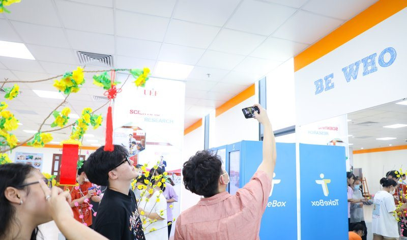 Sinh viên trổ tài trang trí mai, đào ngày Tết ảnh 9