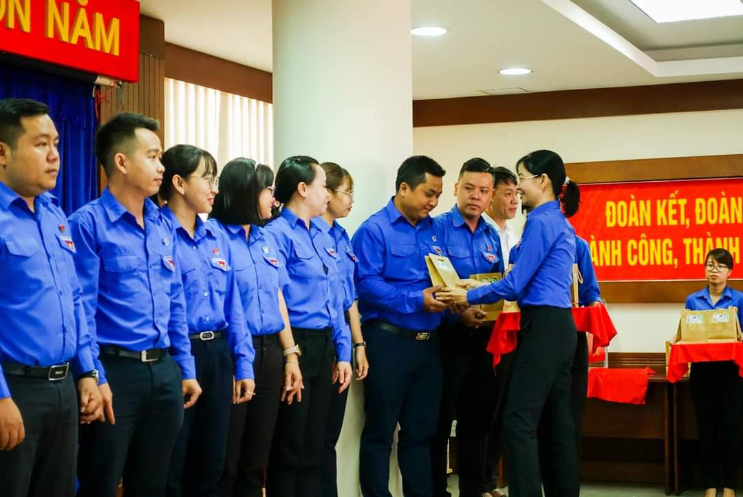 Chị Phan Thị Thanh Phương - Bí thư Thành Đoàn TP. HCM trao quyết định nhân sự và tặng quà cho các anh chị trong Ban Chấp hành lâm thời Thành Đoàn TP. Thủ Đức. Chị Nguyễn Thị Minh Hồng, Bí thư Thành Đoàn TP. Thủ Đức phát biểu nhận nhiệm vụ. BCH Thành Đoàn TP.Thủ Đức ra mắt. Ra mắt Ban Chấp hành Thành Đoàn Thủ Đức ảnh 1