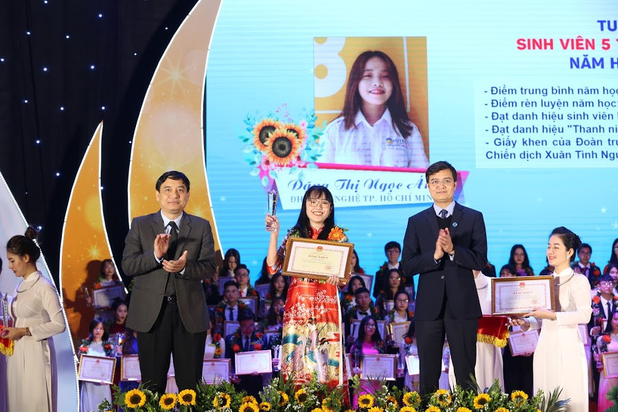 Nữ Chủ tịch Hội Sinh viên tài năng, có nụ cười tỏa nắng ảnh 2