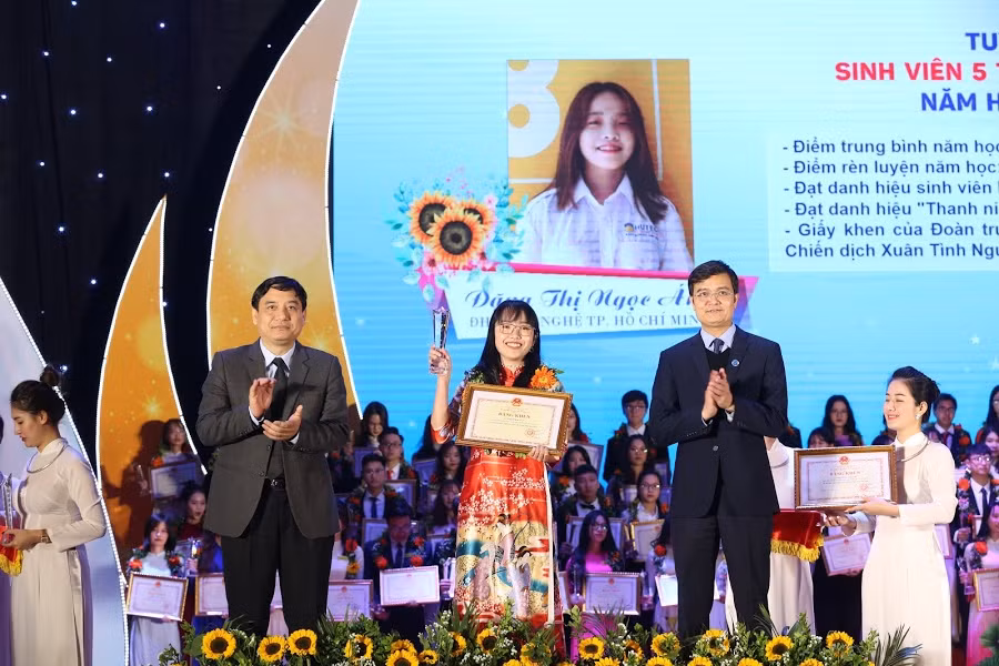 Nữ Chủ tịch Hội Sinh viên tài năng, có nụ cười tỏa nắng ảnh 2