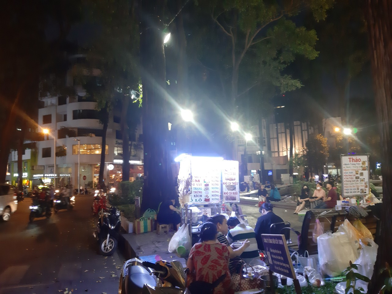 TP. HCM: Hàng quán bắt đầu nhộn nhịp trở lại ảnh 15