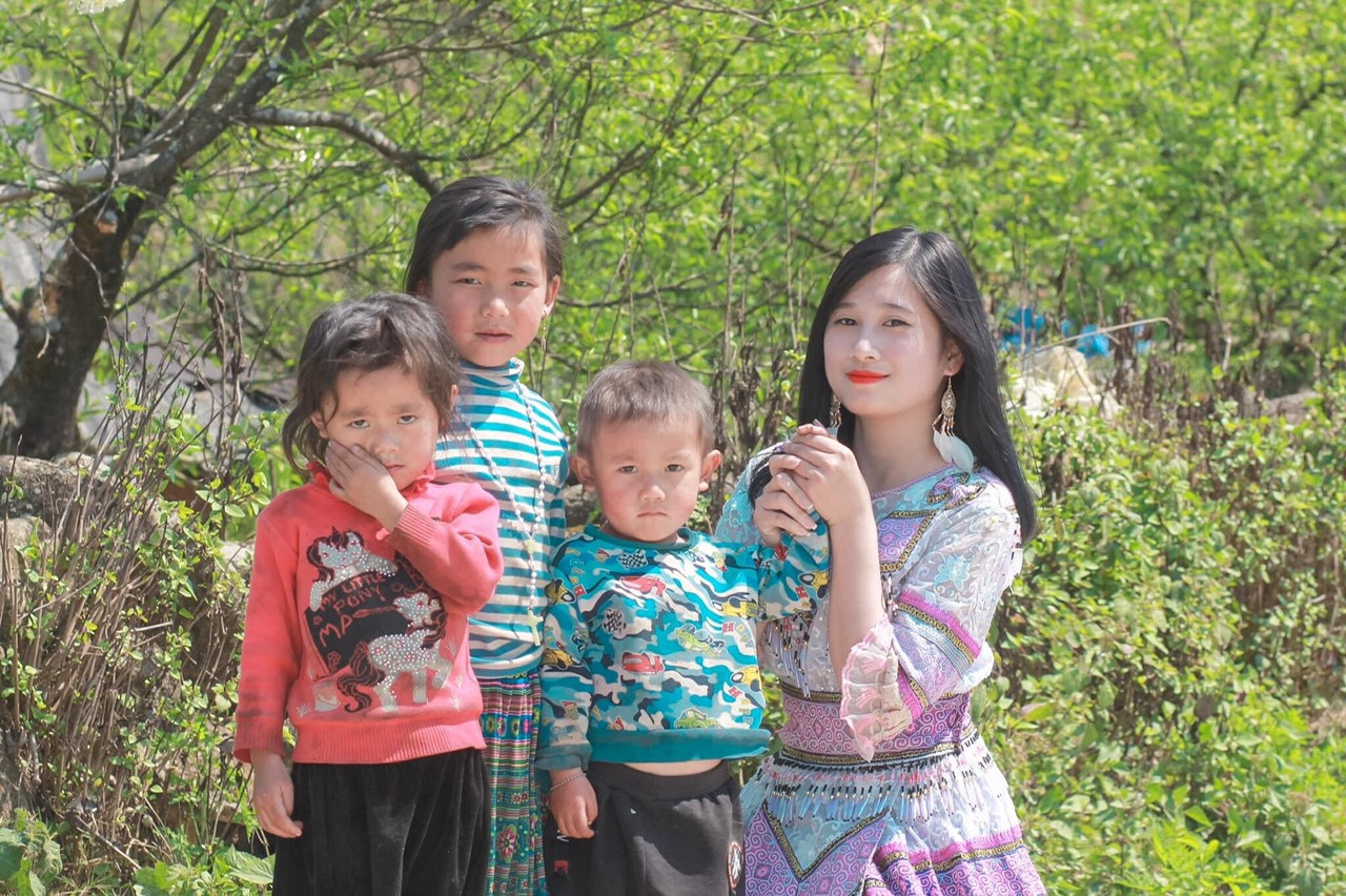 Cô giáo trẻ hóa thân thành “nàng thơ” giữa rừng hoa mận Sa Pa ảnh 10