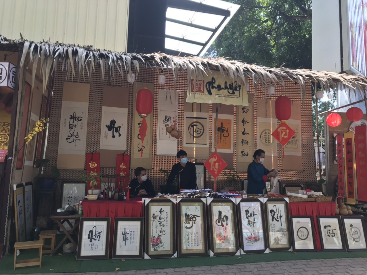 Lo ngại dịch bệnh, "phố ông đồ" tại TP. HCM vắng bóng người trẻ ảnh 1