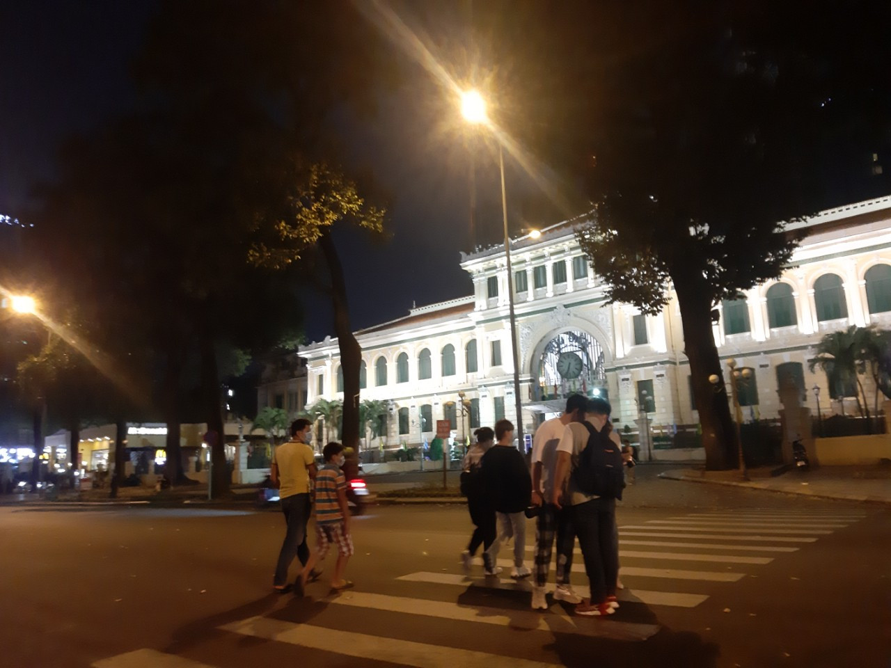 TP. HCM: Hàng quán bắt đầu nhộn nhịp trở lại ảnh 2