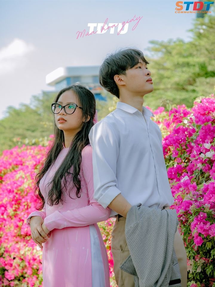 “Bão like” với bộ ảnh bên hoa giấy của cặp đôi sinh viên trường ĐH Tôn Đức Thắng ảnh 7