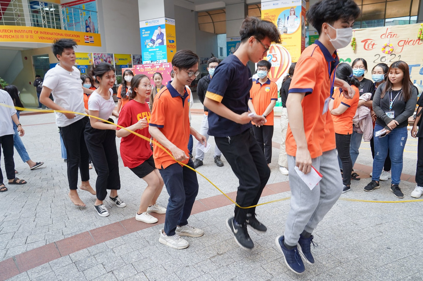 Sinh viên trường ĐH Công nghệ TP. HCM ra quân chiến dịch “Xuân tình nguyện” ảnh 10