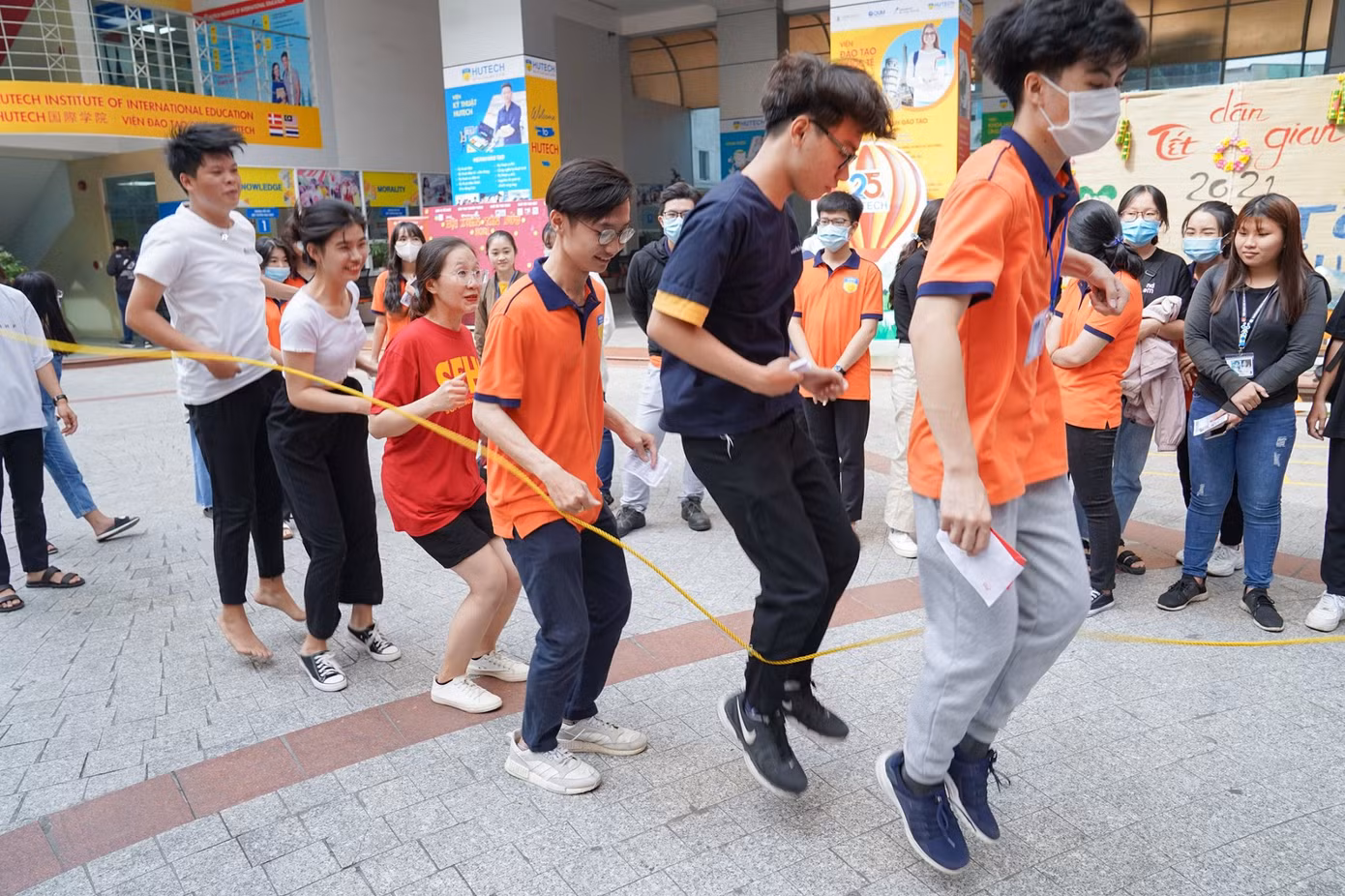 Sinh viên trường ĐH Công nghệ TP. HCM ra quân chiến dịch “Xuân tình nguyện” ảnh 10