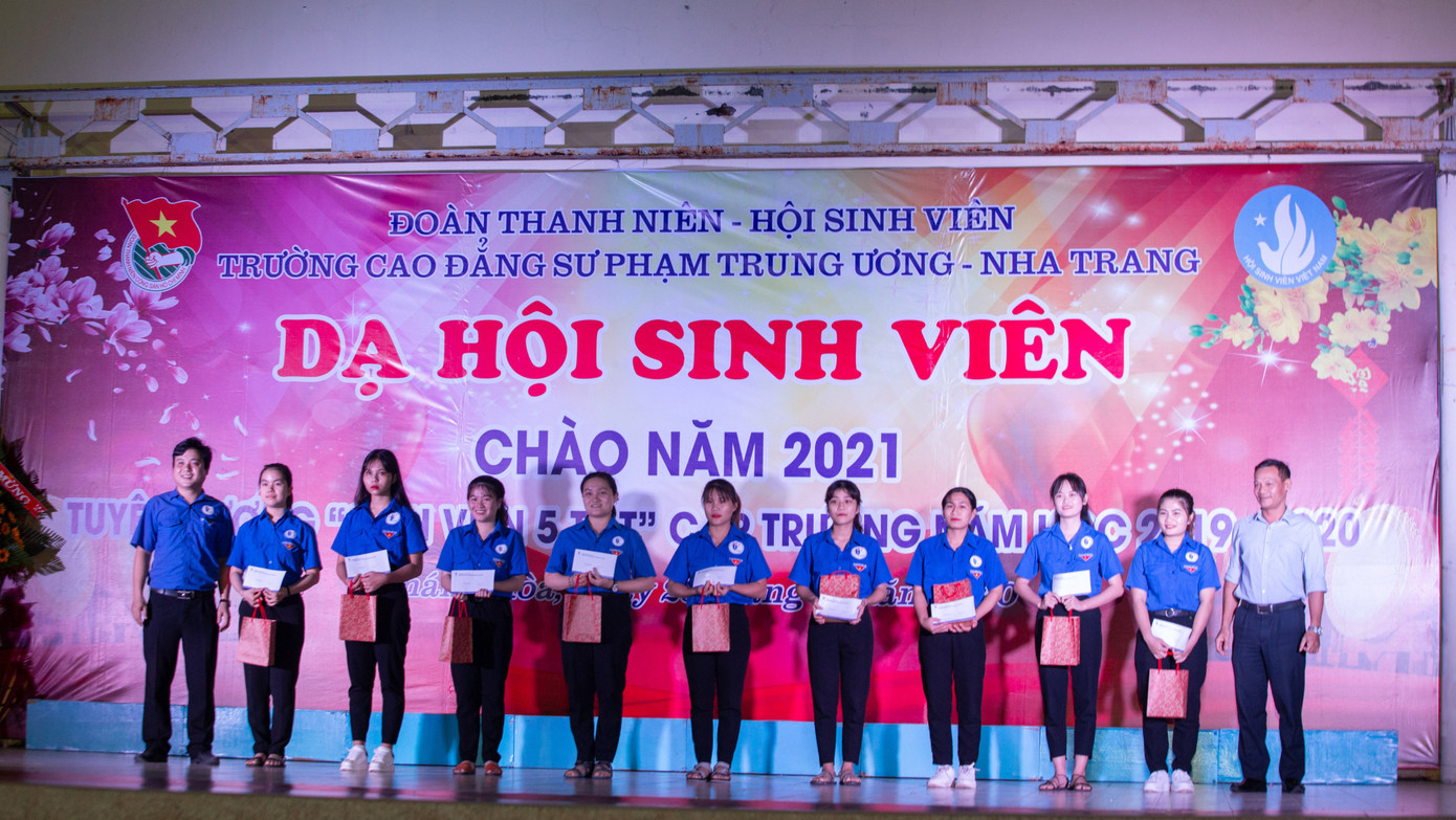 Đoàn trường CĐSP Trung ương Nha Trang tổ chức “Dạ hội chào năm 2021” ảnh 10