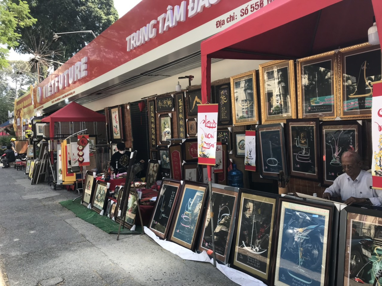 Lo ngại dịch bệnh, "phố ông đồ" tại TP. HCM vắng bóng người trẻ ảnh 8