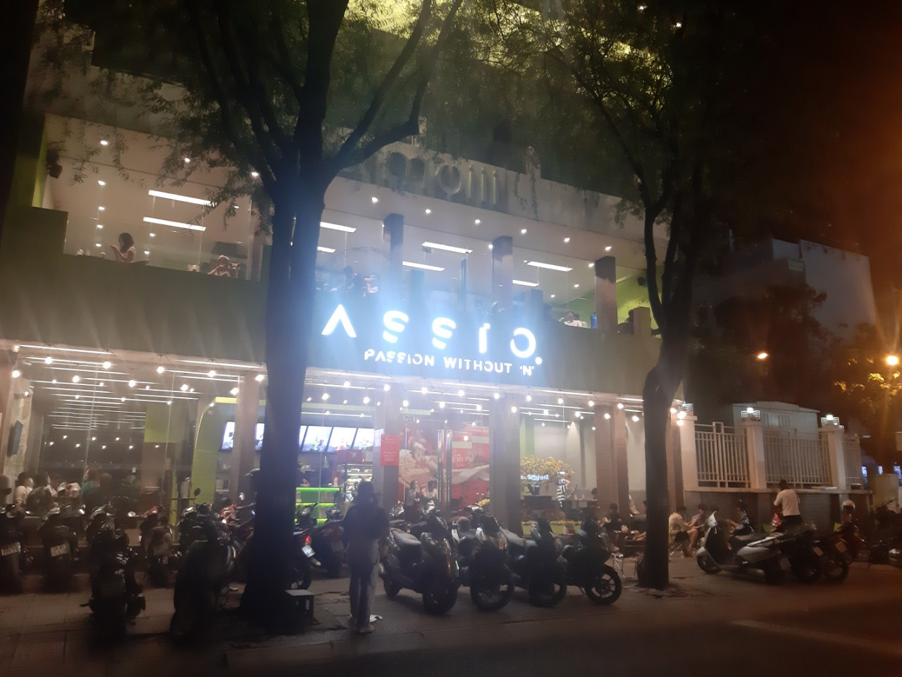 Giới trẻ Sài Gòn chuyển đón Giao thừa tại các quán cà phê ảnh 7