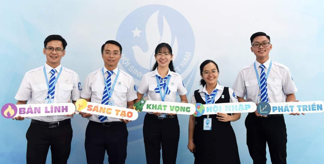 Trọng Nguyễn (ngoài cùng, bên phải) và các anh chị Thường trực của Hội Sinh viên TP. HCM nhiệm kỳ (2020 - 2023) Ngô Trọng Nguyễn: “Phải cố gắng từ những điều nhỏ nhất“ ảnh 2