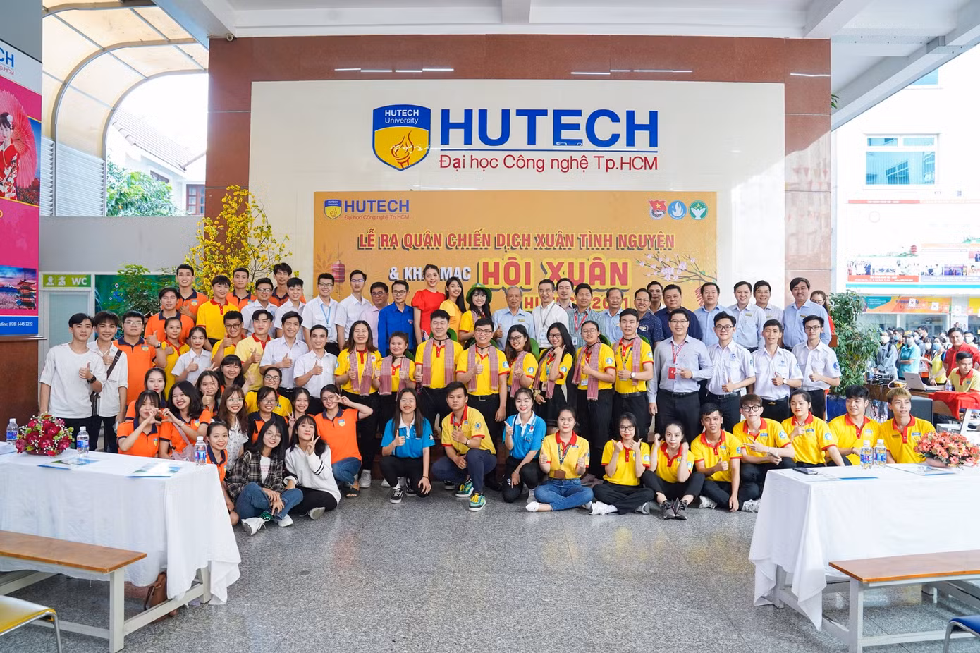 Sinh viên trường ĐH Công nghệ TP. HCM ra quân chiến dịch “Xuân tình nguyện” ảnh 1