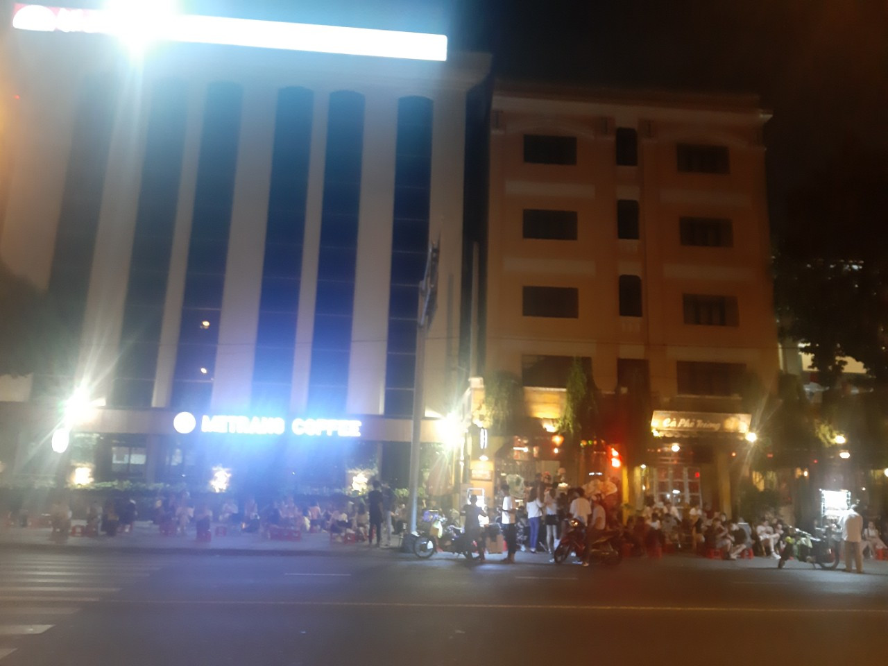 Giới trẻ Sài Gòn chuyển đón Giao thừa tại các quán cà phê ảnh 8