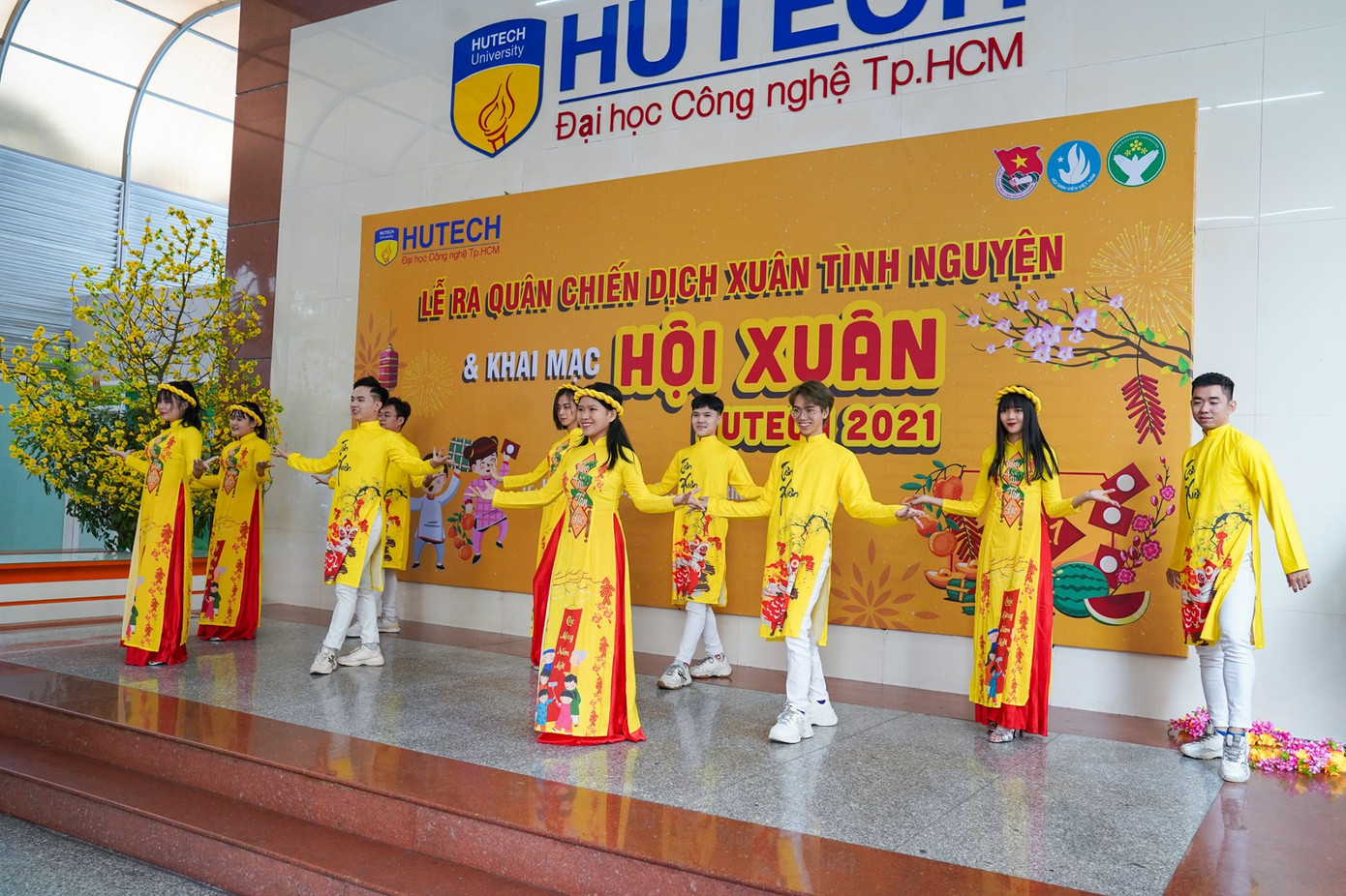 Sinh viên trường ĐH Công nghệ TP. HCM ra quân chiến dịch “Xuân tình nguyện” ảnh 2