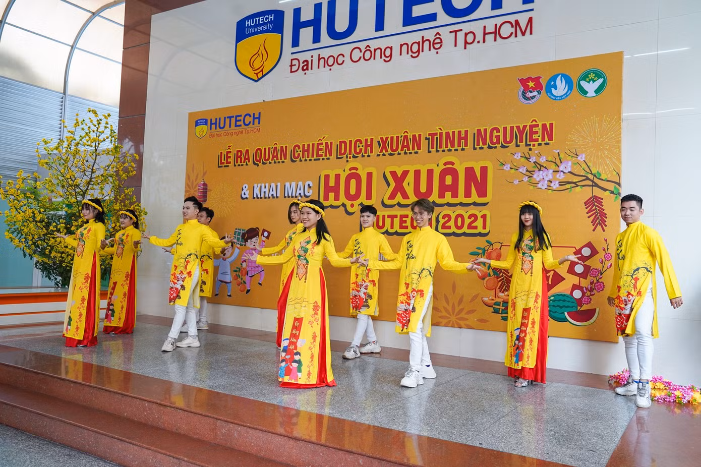 Sinh viên trường ĐH Công nghệ TP. HCM ra quân chiến dịch “Xuân tình nguyện” ảnh 2