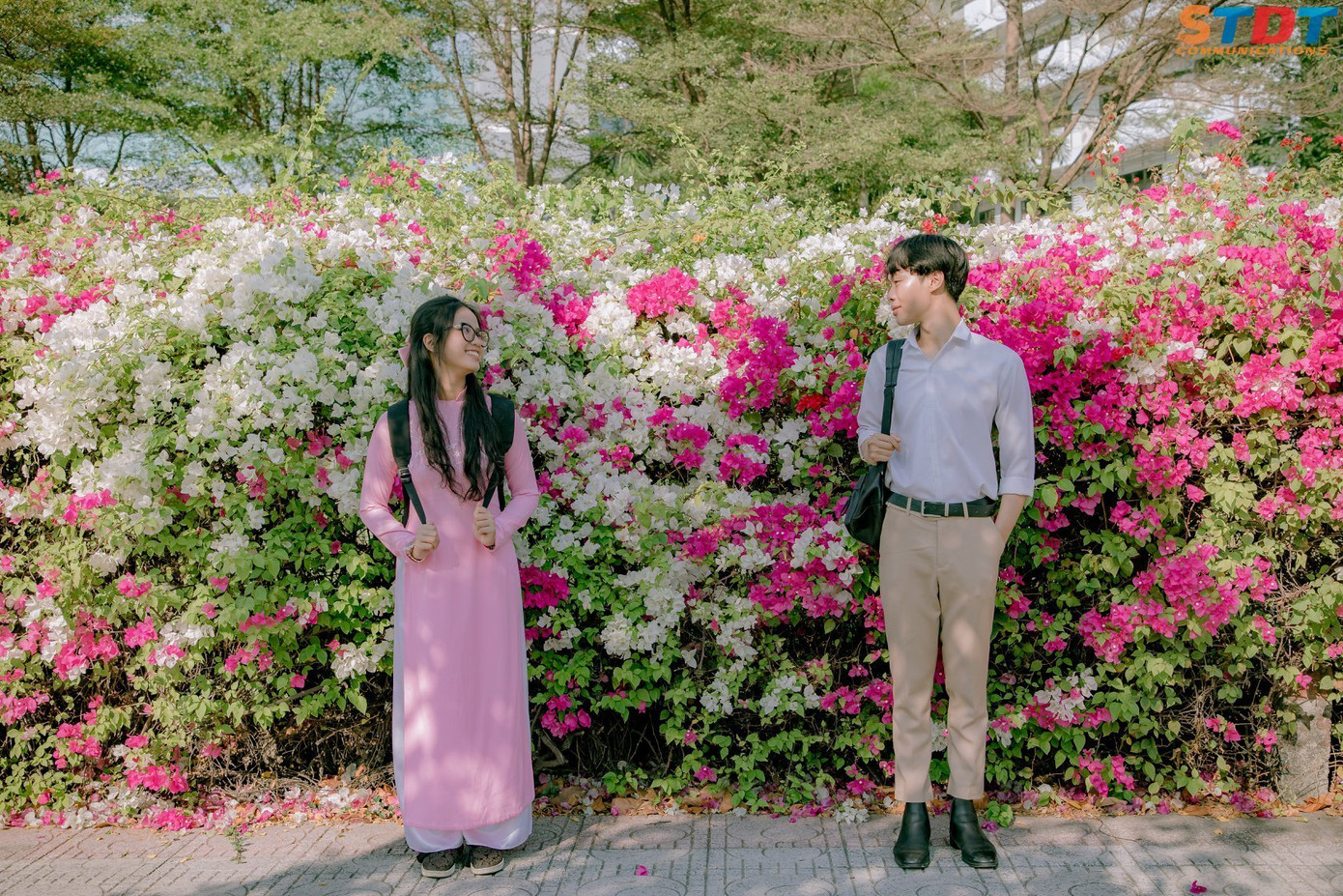 “Bão like” với bộ ảnh bên hoa giấy của cặp đôi sinh viên trường ĐH Tôn Đức Thắng ảnh 8